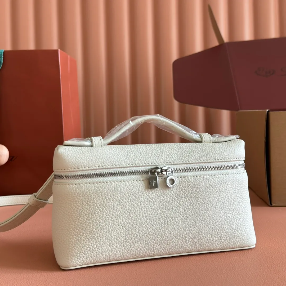 p1160💋💋💋【Original leather all-steel configuration counter complete package】 𝐋𝐨𝐫𝐨 𝐏𝐢𝐚𝐧@ Extra pocket L19 series handbag/crossbody bag The most comfortable life is when it is not defined, just like loro The material design of pian@ does not require complicated design styles. The simple and soft outline is elegant and durable, like an exquisite cosmetic case, which perfectly balances appearance and functionality. The leather is delicate and feels as soft as butter. The small bag has a large capacity. It is not only portable with a thin shoulder strap, but can also be worn cross-body. Sisters who have a special liking for minimalist style can buy it. It is simple and versatile. The simpler, the more different. Stars and Instagram celebrities are all planting it. There are two sizes of 19 cm and 27 cm. One is exquisite and casual, and the other is elegant and grand. Size: Small: length 19×width 7×height 12cm (